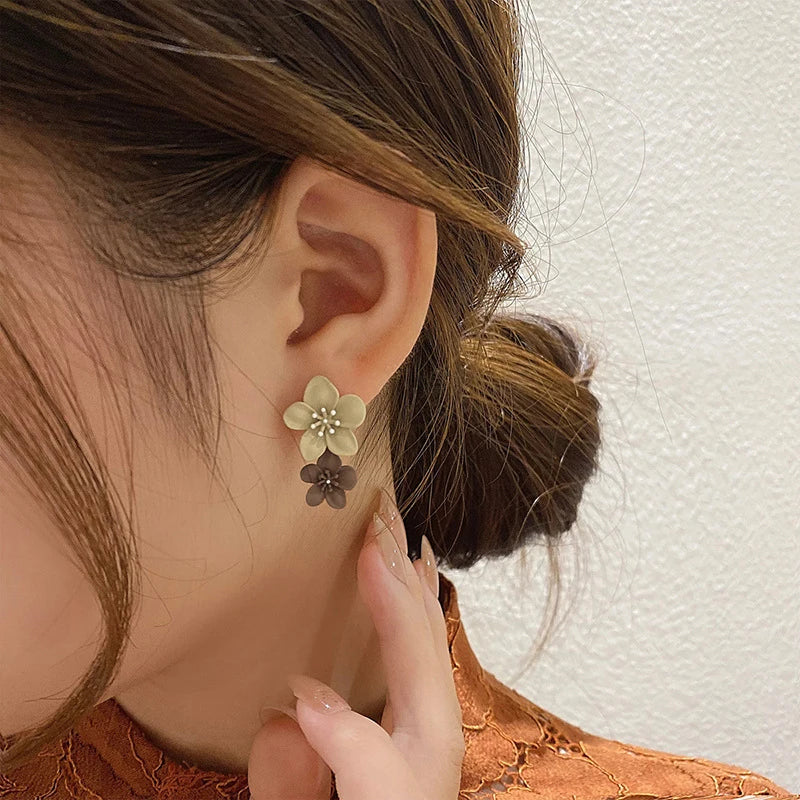 Pendientes Colgantes Flor Beige y Marrón