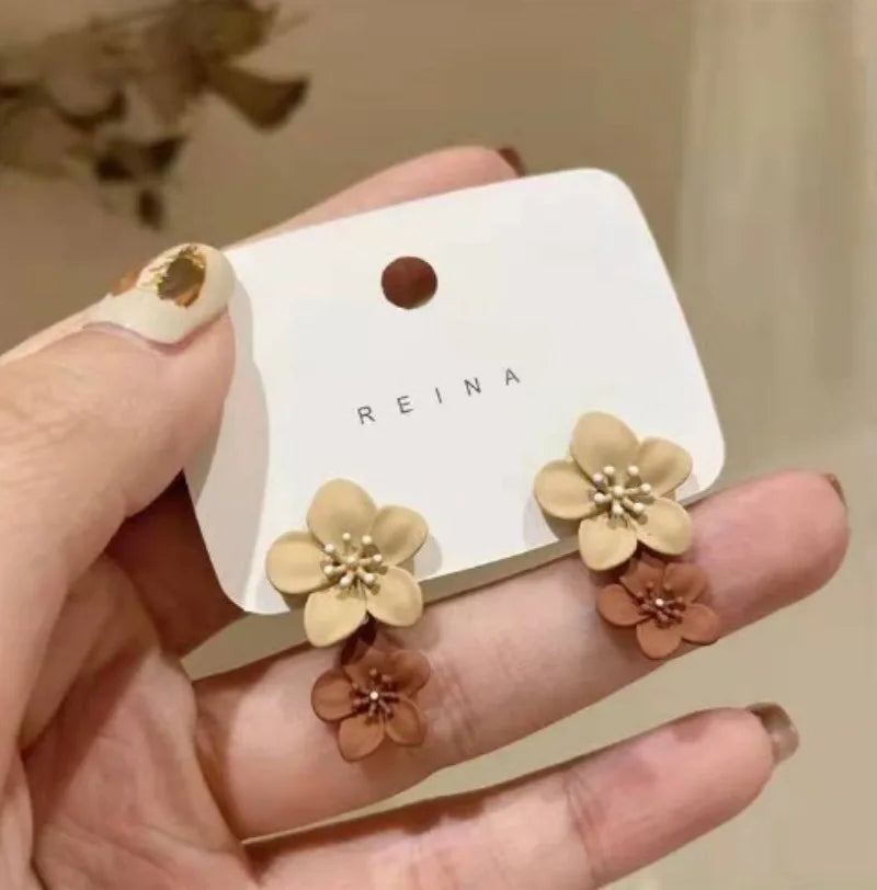 Pendientes Colgantes Flor Beige y Marrón