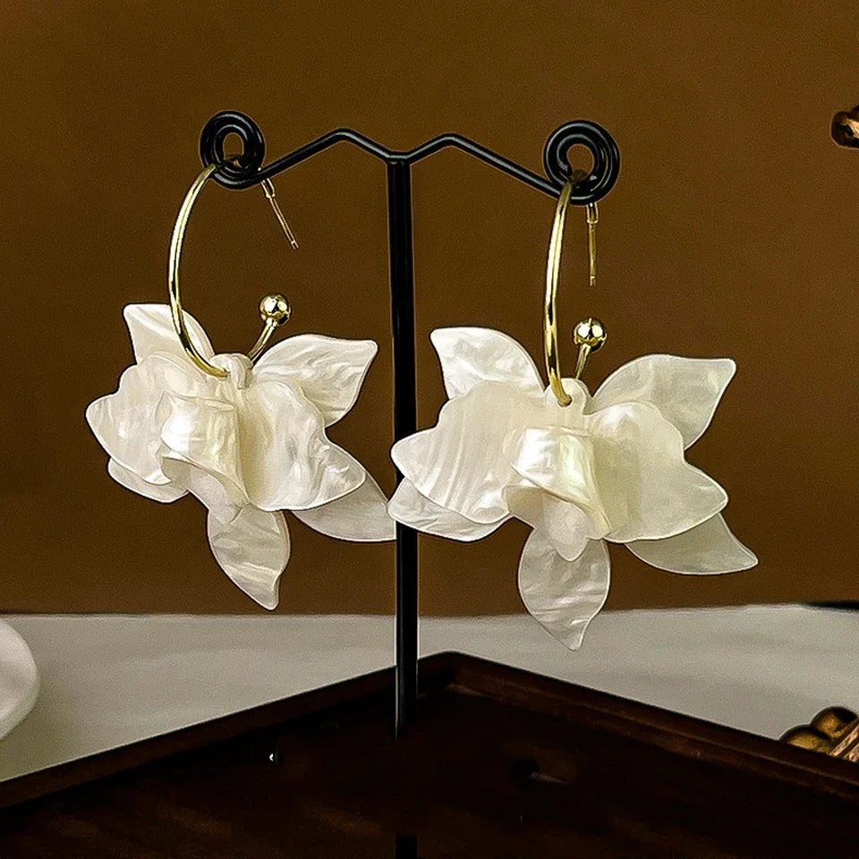 Pendientes Aros Colgantes Flores Anchas Blancas