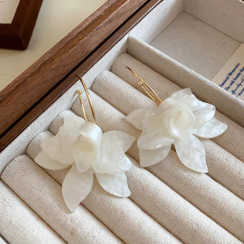 Pendientes Aros Colgantes Flores Anchas Blancas