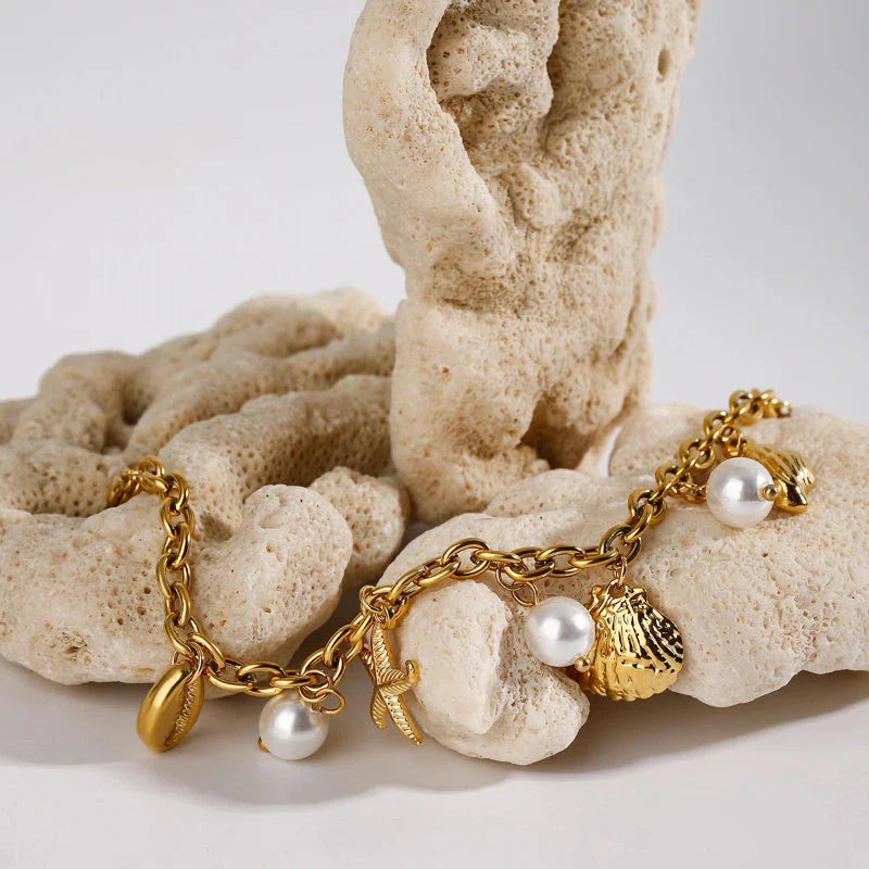 Pulsera con Conchas y Perlas Blancas