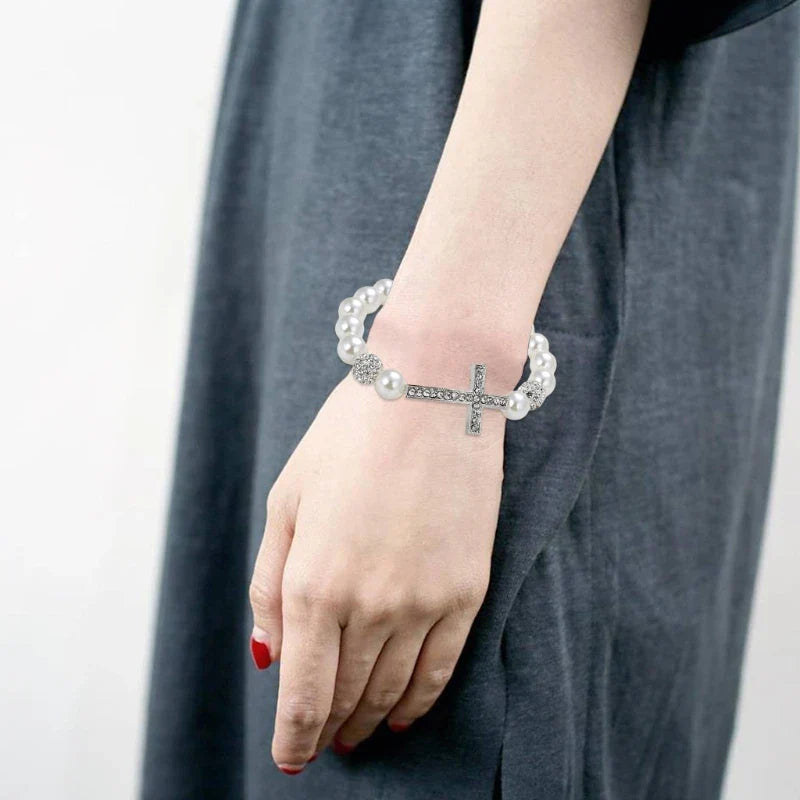 Pulsera con Perlas Blancas y Cruz