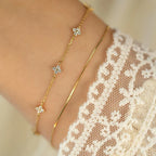 Pulsera Gourmette con Finas Flores en Zirconio oro