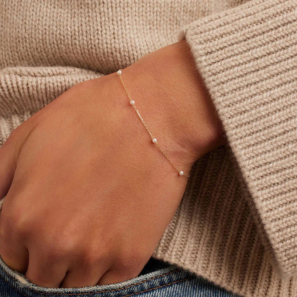 Pulsera fina cadena con perlas blancas