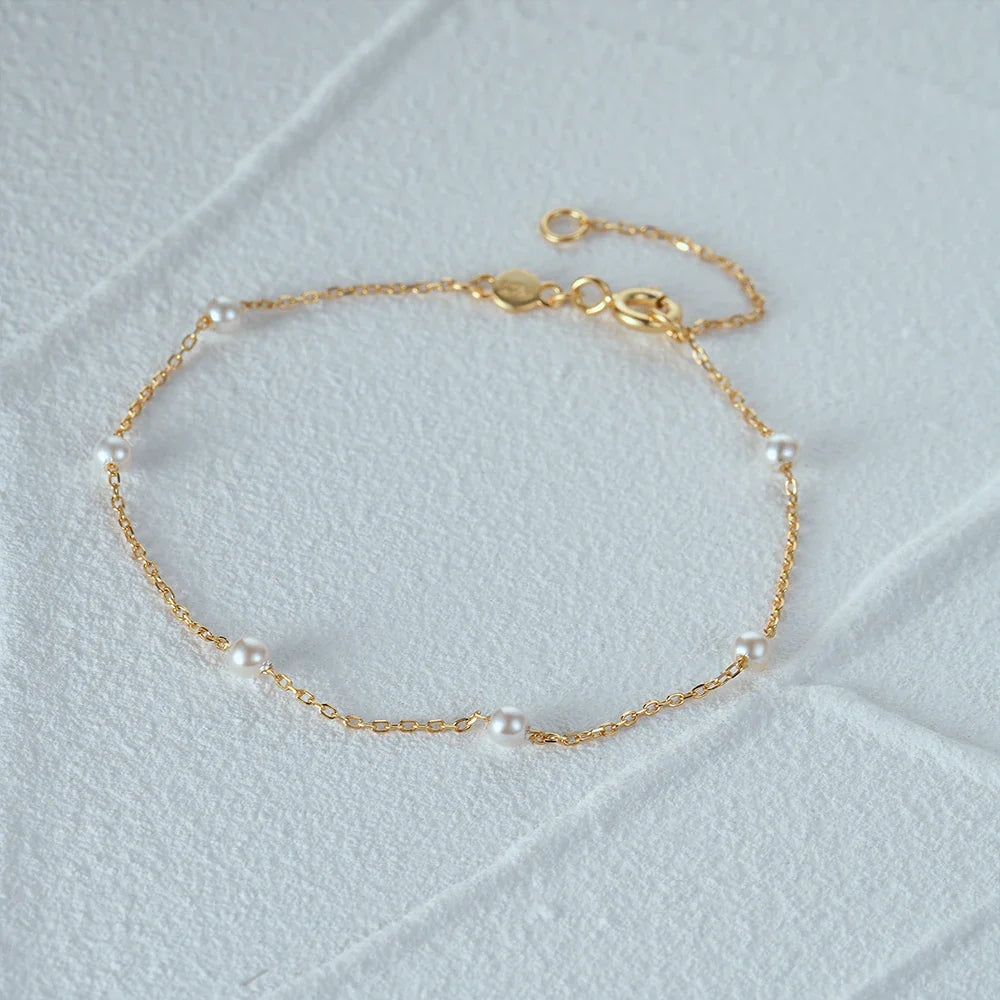 Pulsera fina cadena con perlas blancas