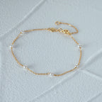 Pulsera fina cadena con perlas blancas