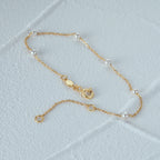 Pulsera fina cadena con perlas blancas