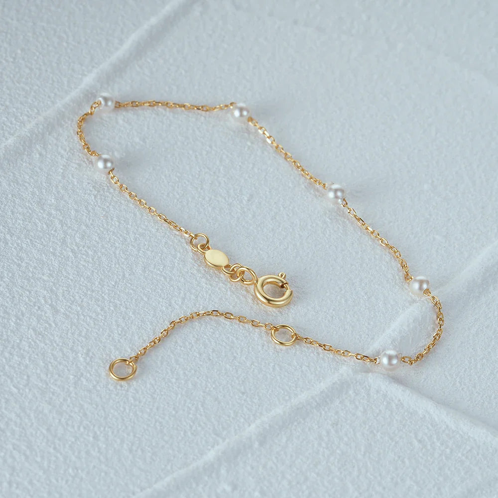 Pulsera fina cadena con perlas blancas