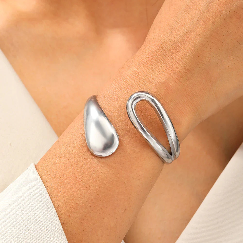 Elegante Pulsera Gourmet con Gota de Agua plata