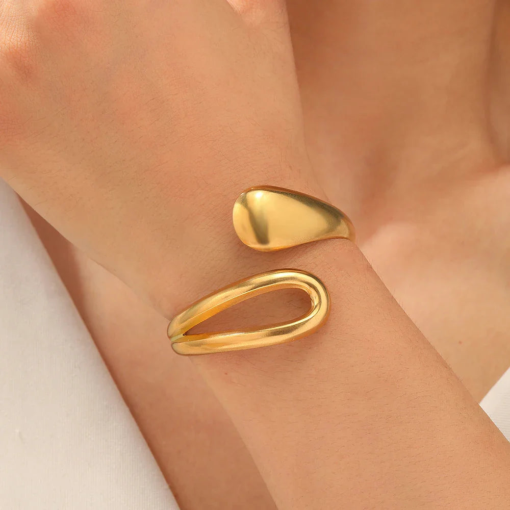 Elegante Pulsera Gourmet con Gota de Agua oro