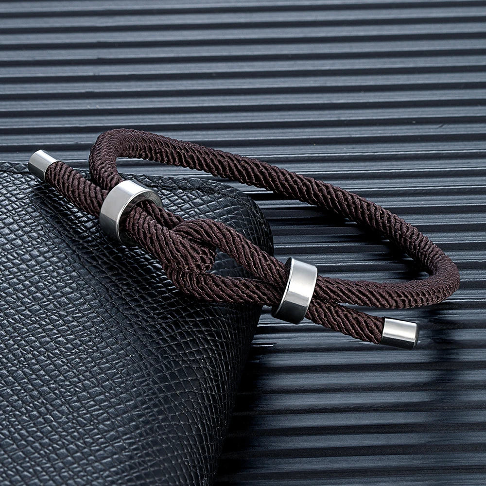 Bracelet moderne en corde tressée avec nœud