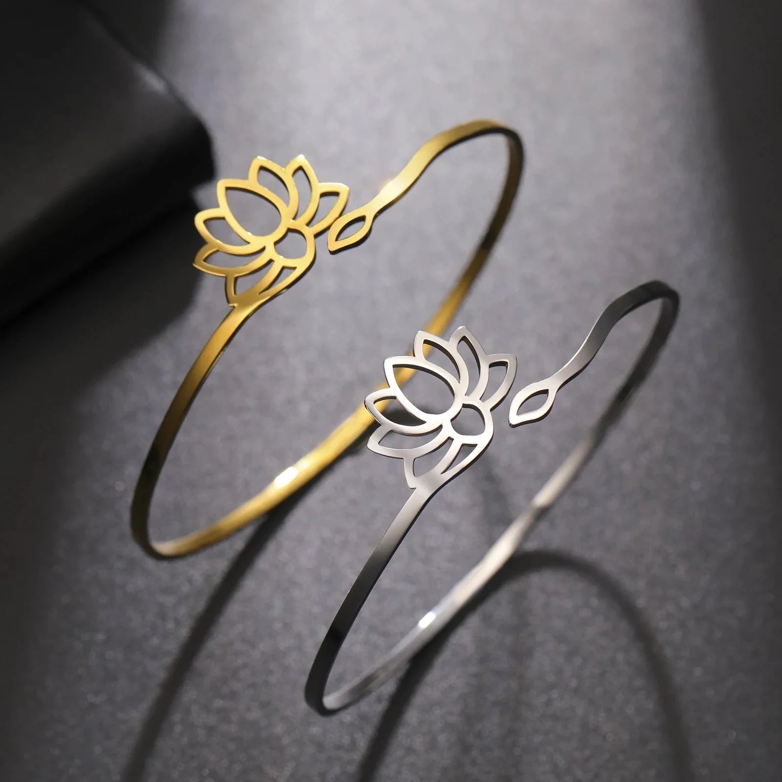 Pulsera Rígida Flor de Loto Mujer