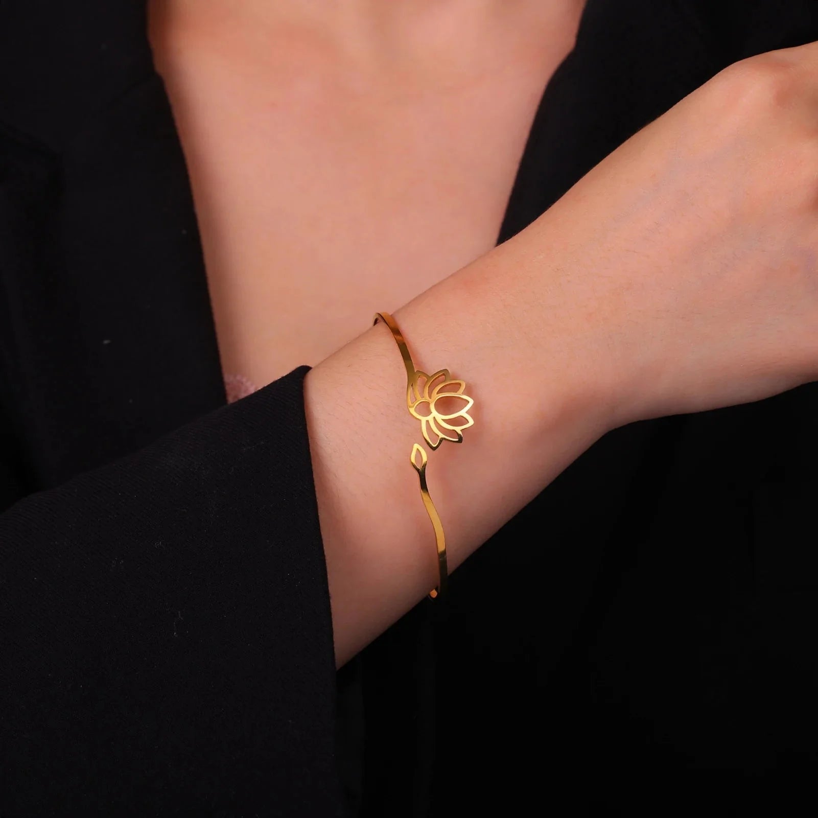 Pulsera Rígida Flor de Loto Mujer oro