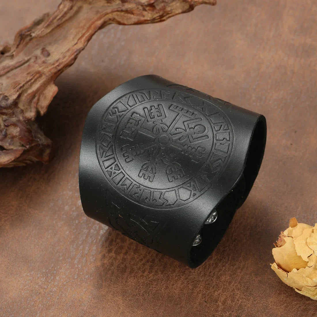 Pulsera Vikinga Vegvisir de cuero negro