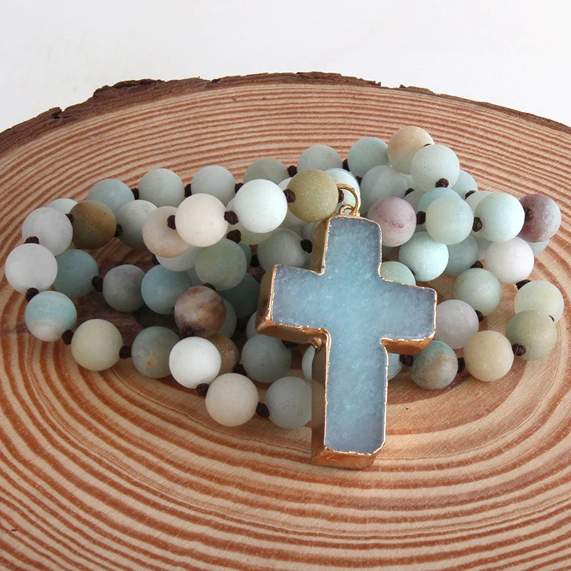 Collar con crucifijo de rosario en piedras naturales verde