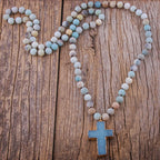 Collar con crucifijo de rosario en piedras naturales amazonita