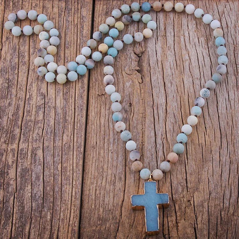 Collar con crucifijo de rosario en piedras naturales amazonita