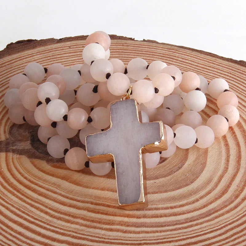 Collar con crucifijo de rosario en piedras naturales beige