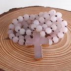 Collar con crucifijo de rosario en piedras naturales rosa
