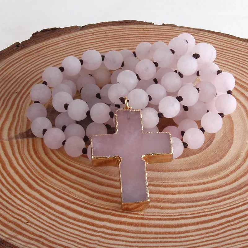 Collar con crucifijo de rosario en piedras naturales rosa