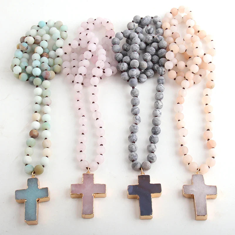 Collar con crucifijo de rosario en piedras naturales beige