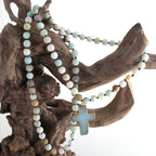 Collar con crucifijo de rosario en piedras naturales amazonita