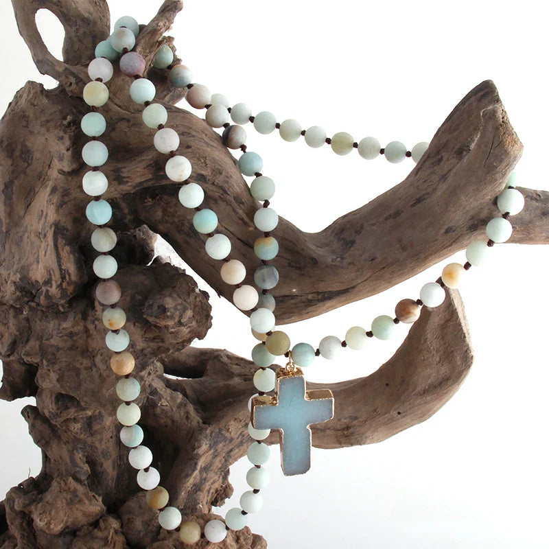 Collar con crucifijo de rosario en piedras naturales amazonita