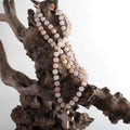 Collar con crucifijo de rosario en piedras naturales beige
