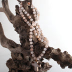 Collar con crucifijo de rosario en piedras naturales beige