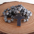 Collar con crucifijo de rosario en piedras naturales gris