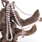 Collar con crucifijo de rosario en piedras naturales rosa