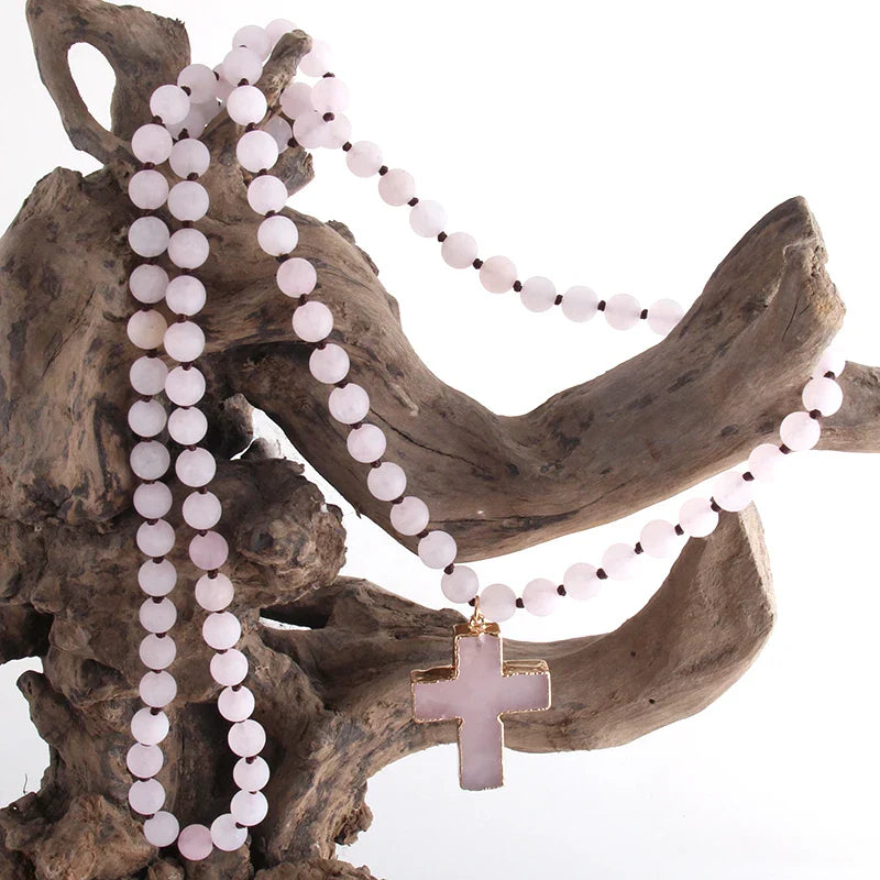 Collar con crucifijo de rosario en piedras naturales rosa