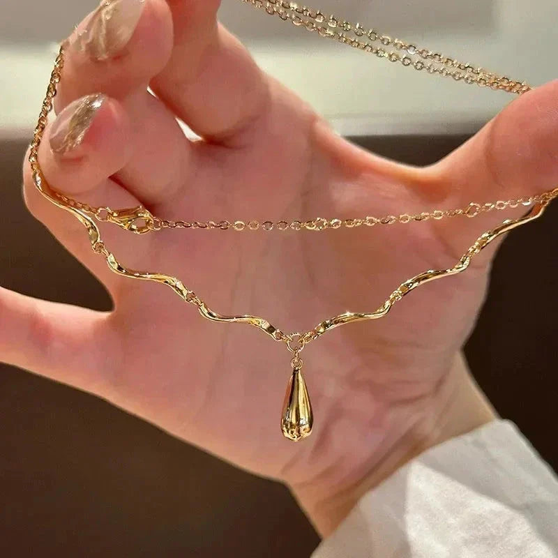 Collar Asimétrico con Colgante de Gota de Agua
