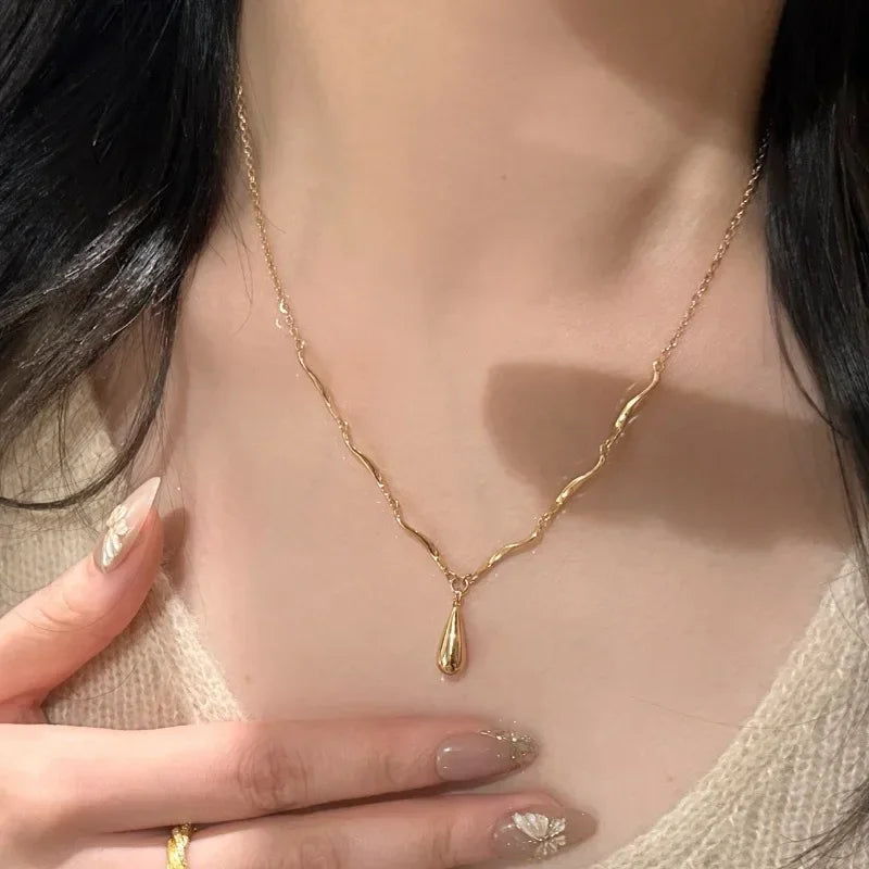 Collar Asimétrico con Colgante de Gota de Agua