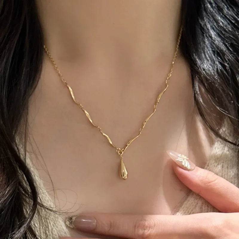 Collar Asimétrico con Colgante de Gota de Agua