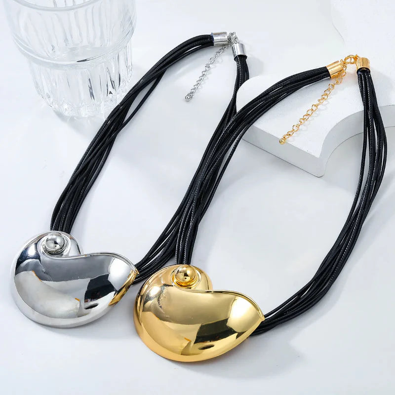 Collar con Gran Colgante de Concha Caracol oro