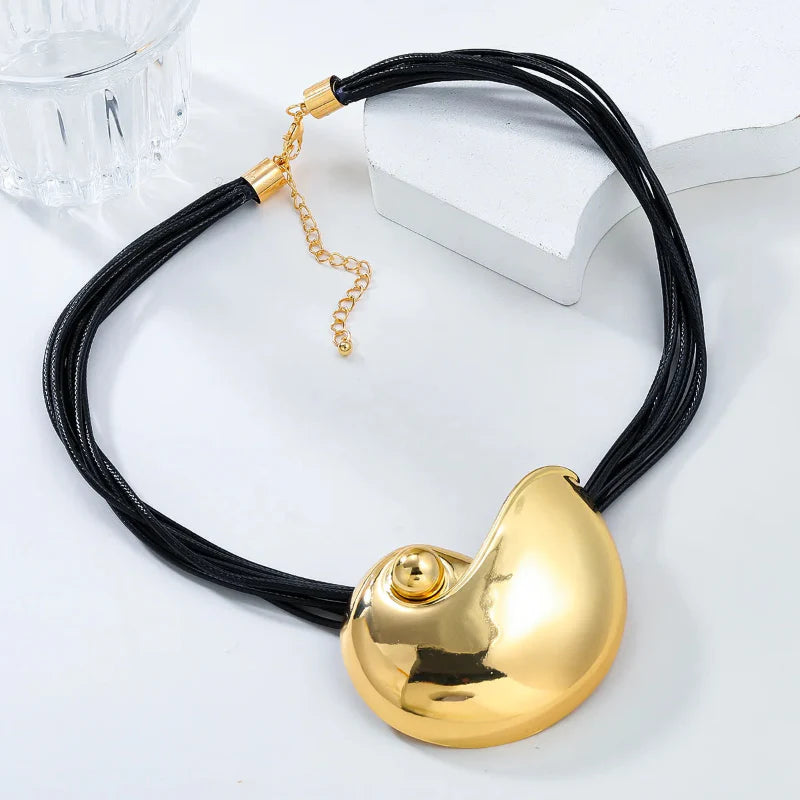 Collar con Gran Colgante de Concha Caracol oro