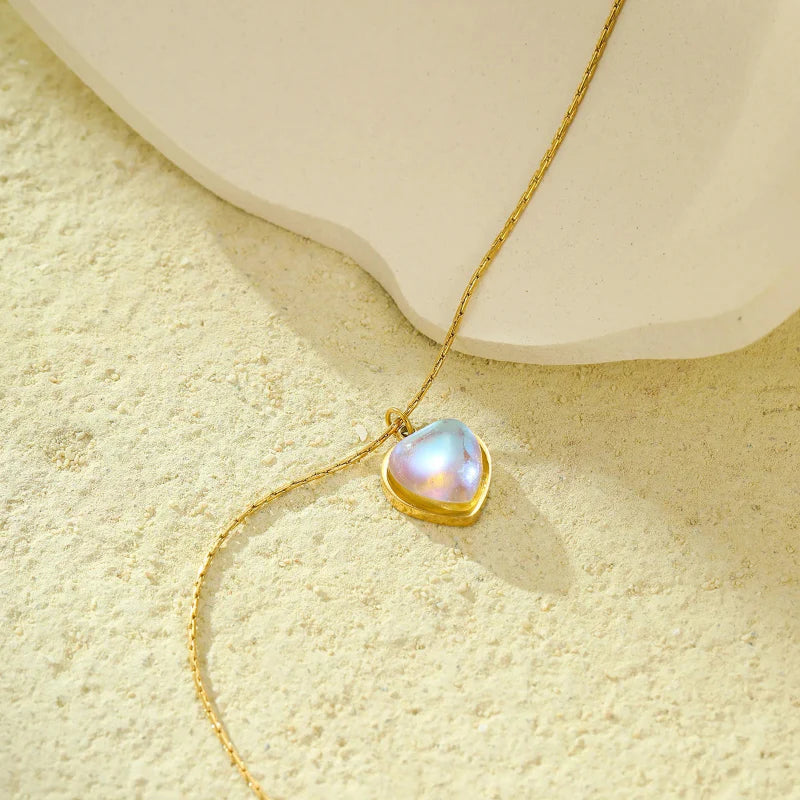 Collar con bonito colgante de corazón de piedra de luna