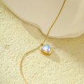 Collar con bonito colgante de corazón de piedra de luna