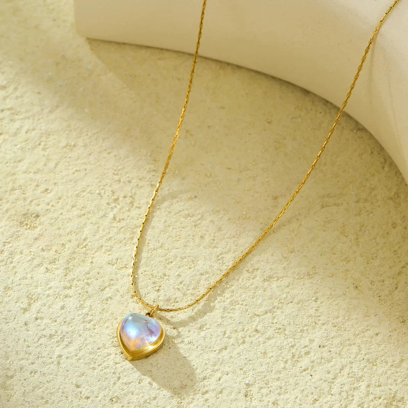 Collar con bonito colgante de corazón de piedra de luna