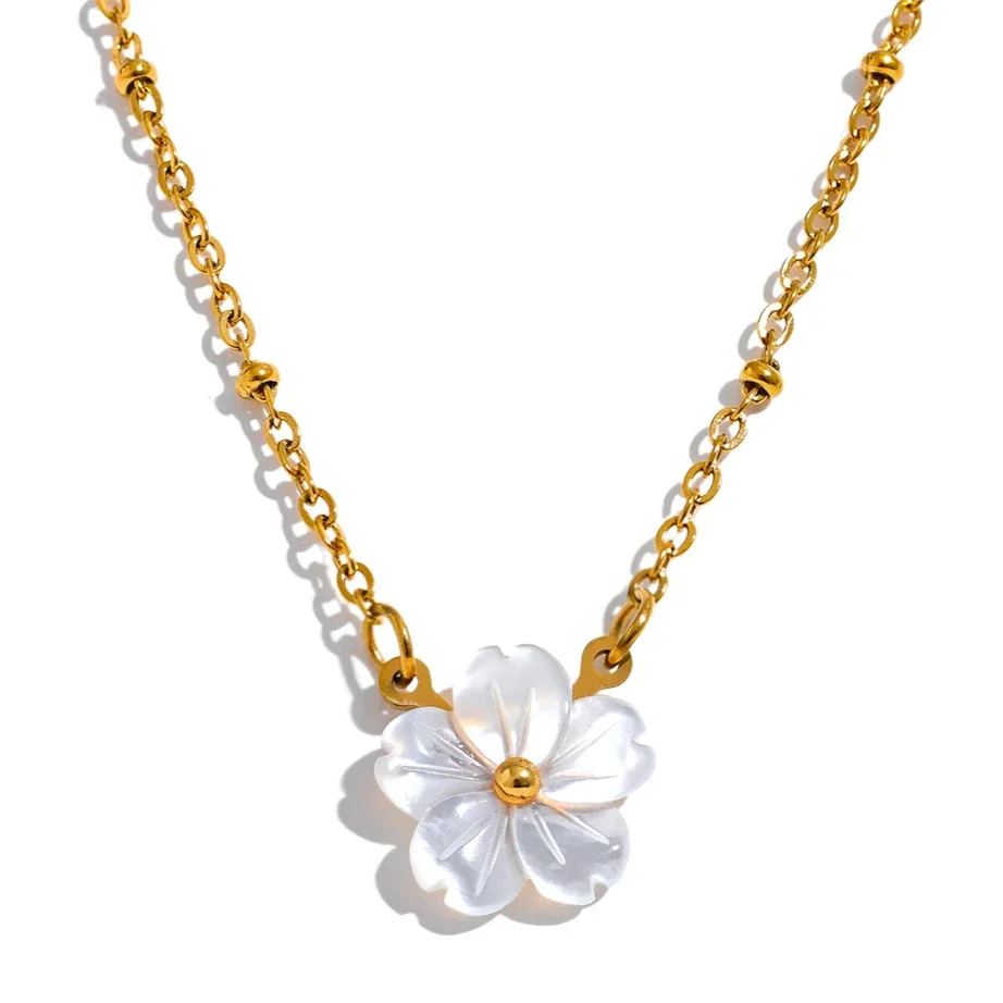 Collar con bonito colgante de flor blanca