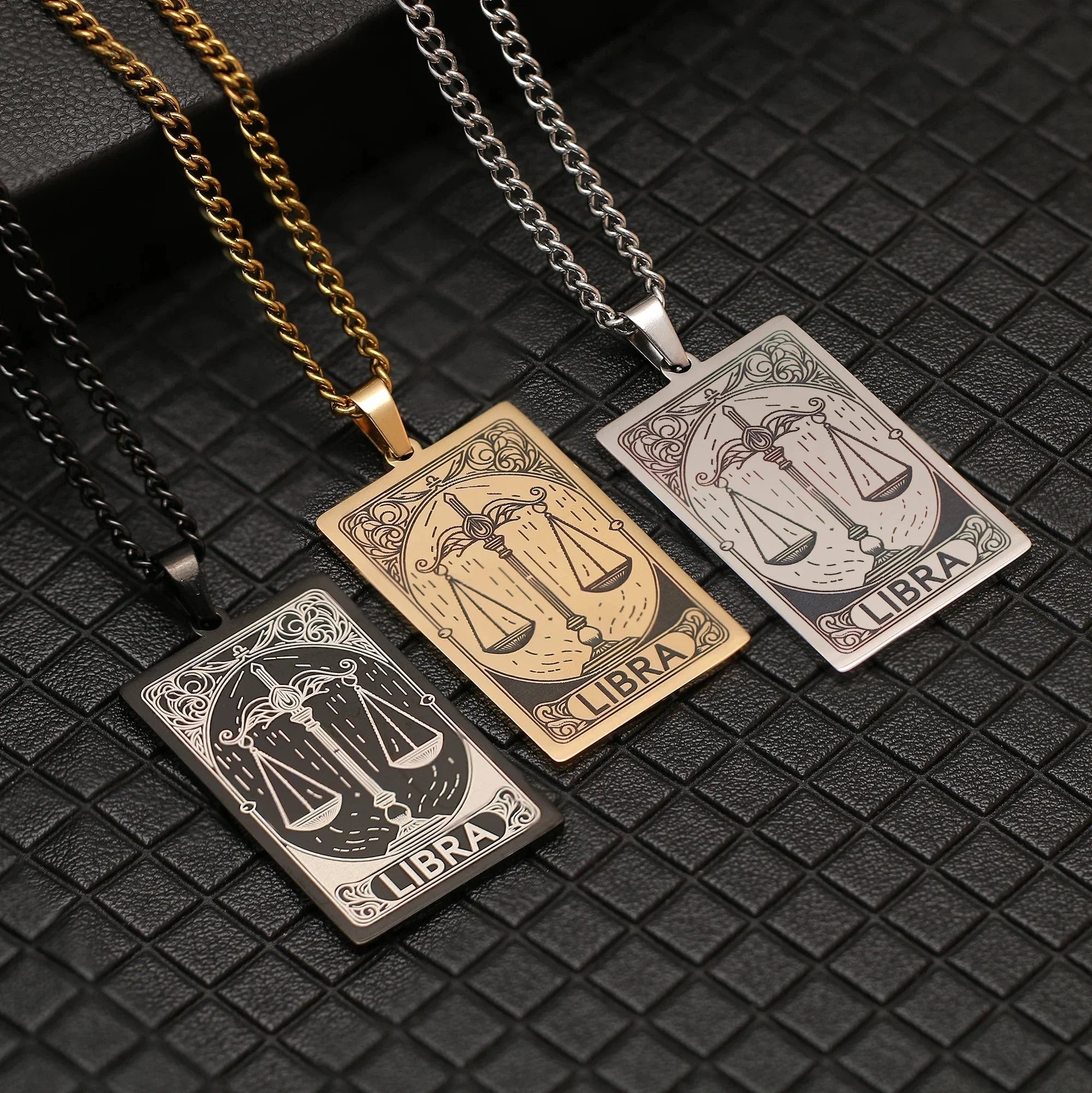 Collar con bonito colgante del signo zodiacal astrológico