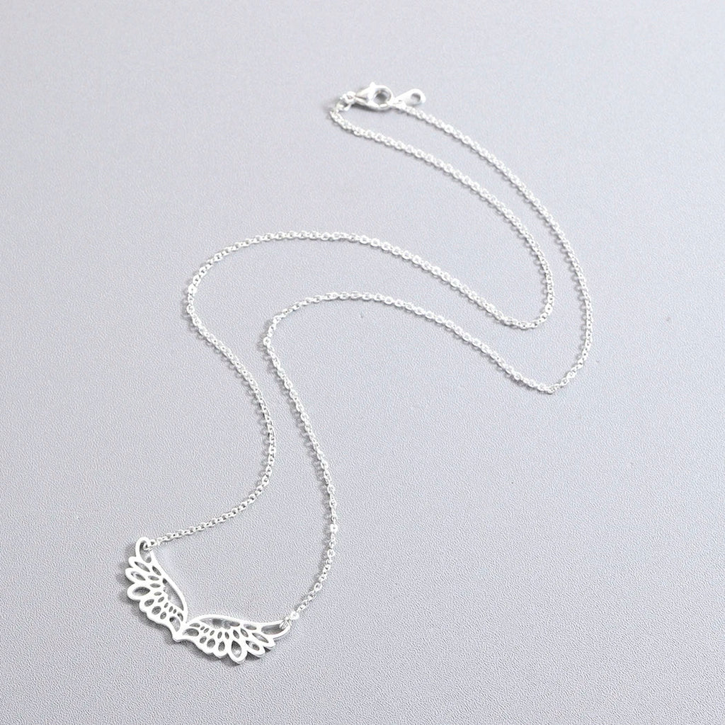 Collier avec large pendentif ailes d'ange
