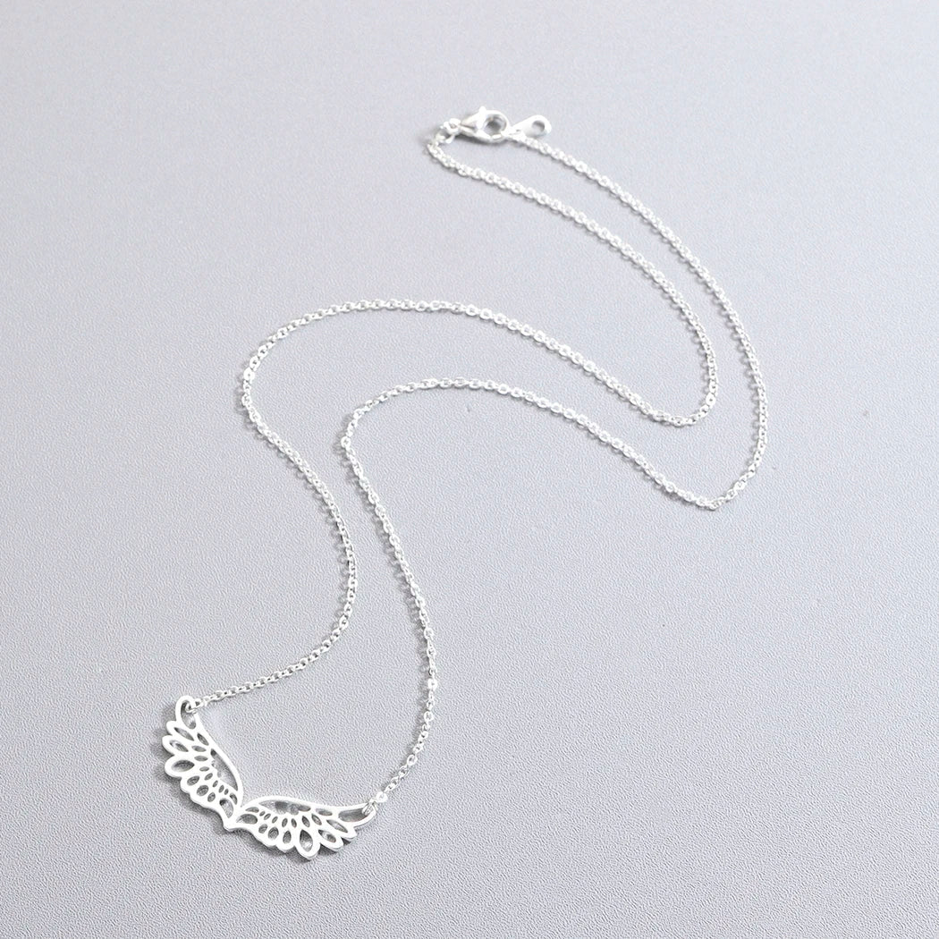 Collier avec large pendentif ailes d'ange