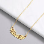 Collier avec large pendentif ailes d'ange