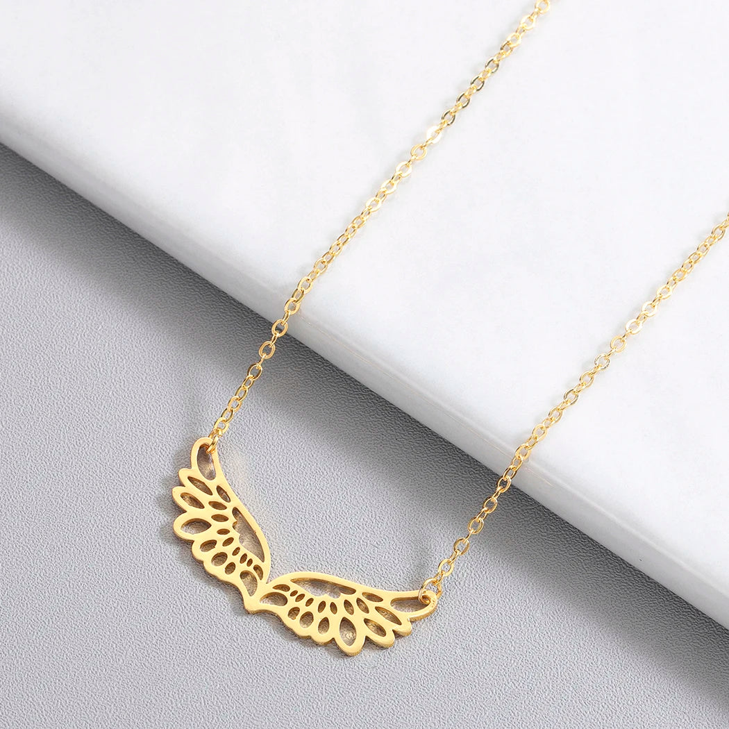 Collier avec large pendentif ailes d'ange