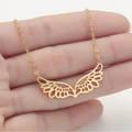 Collier avec large pendentif ailes d'ange