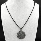 Collar con Colgante Árbol con Pájaro negro