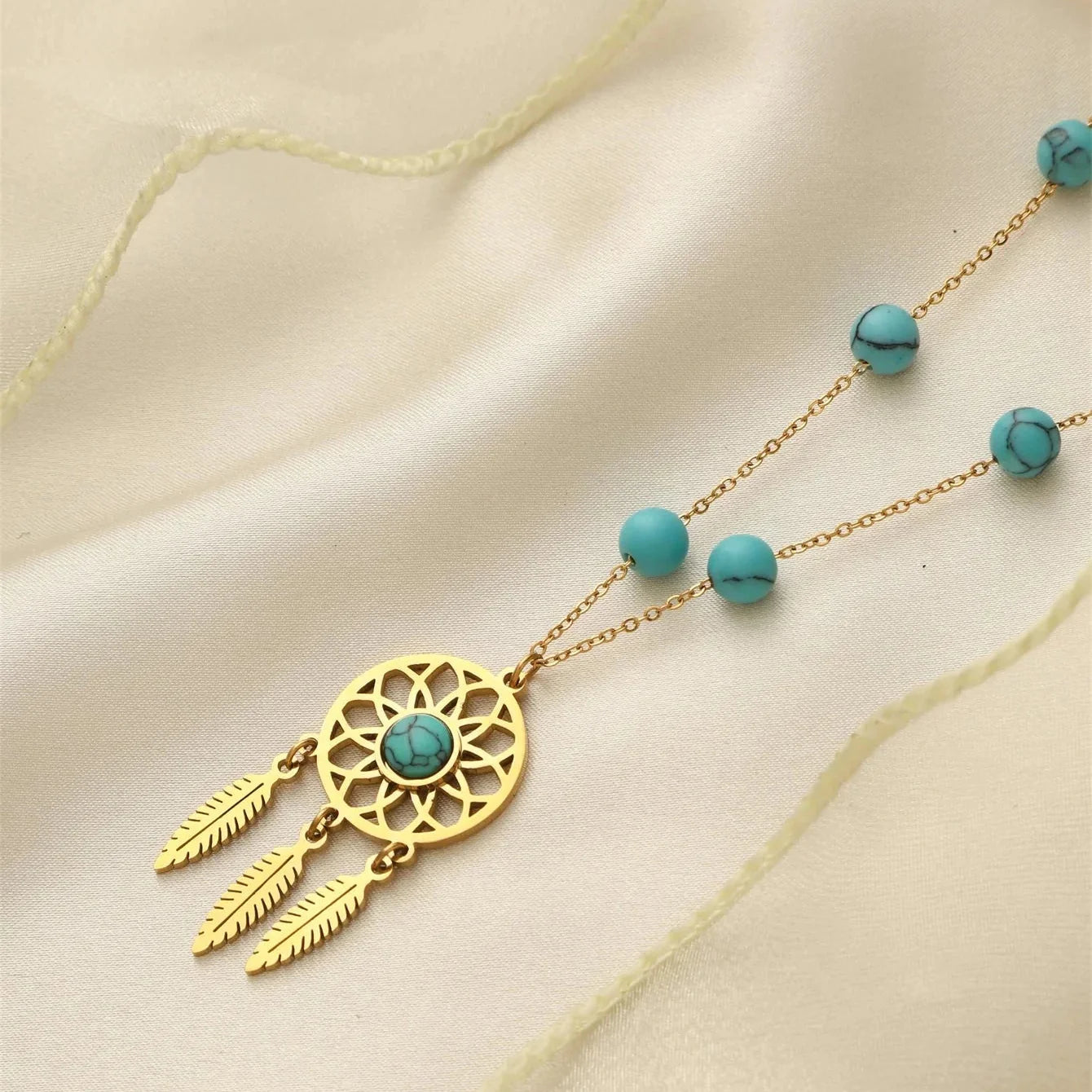 Collar con colgante Atrapasueños y Perlas de Turquesa
