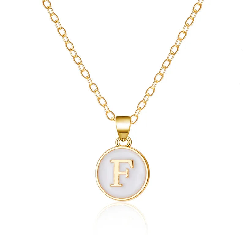 Collier avec pendentif blanc initiale - lettre